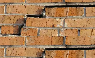 Brick wall with serious structural damage in Richmond, VA